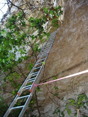 Two ladders joined together to reach the Palace of Ismeno high in the cliff